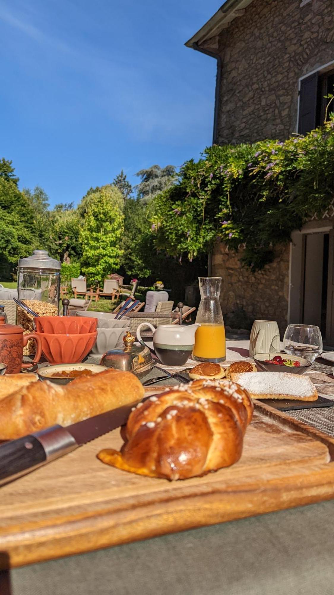 Bed and Breakfast Un Jardin Secret Yzeron Exteriér fotografie